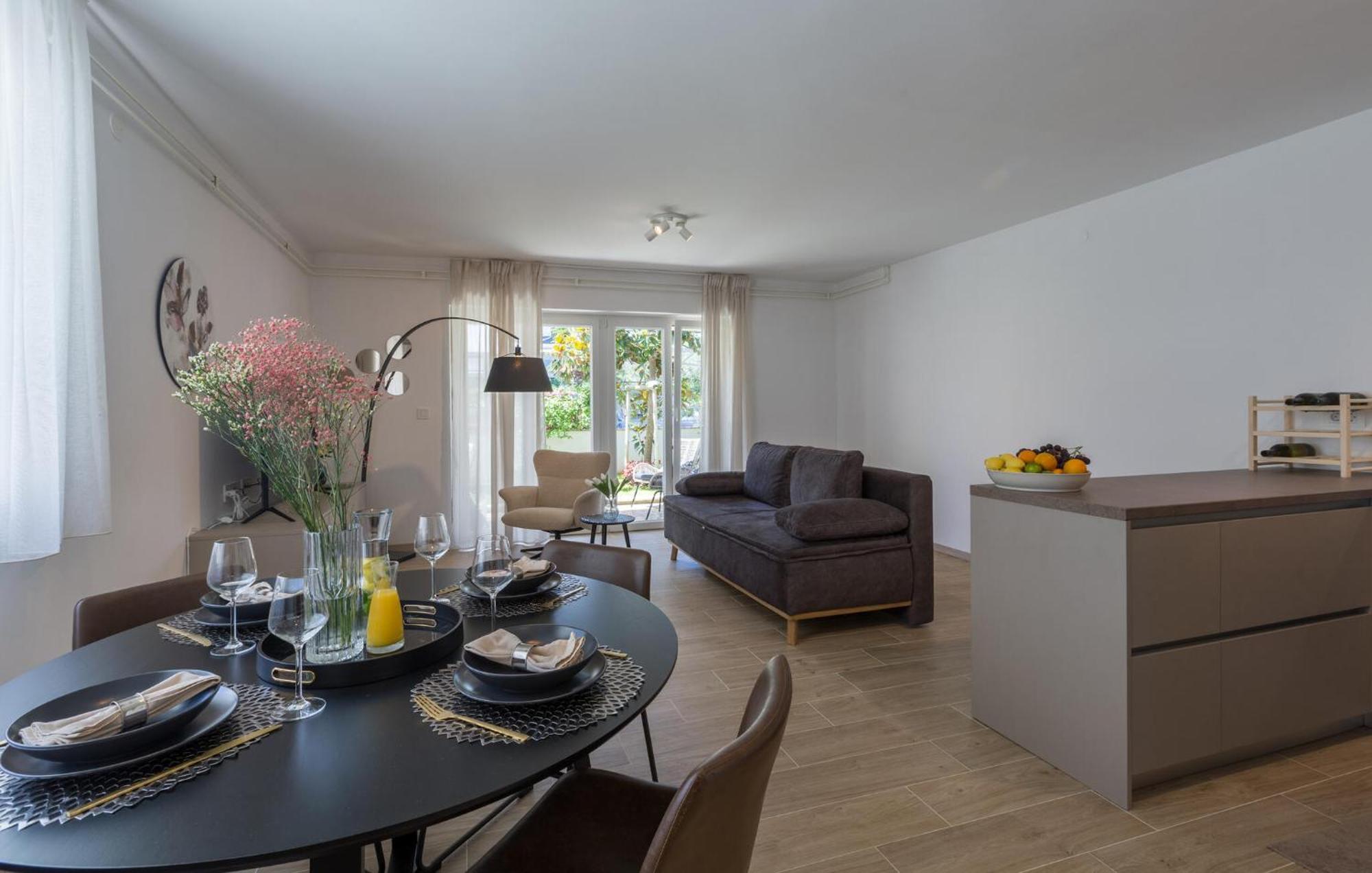 1 Bedroom Beautiful Apartment In Porec Esterno foto