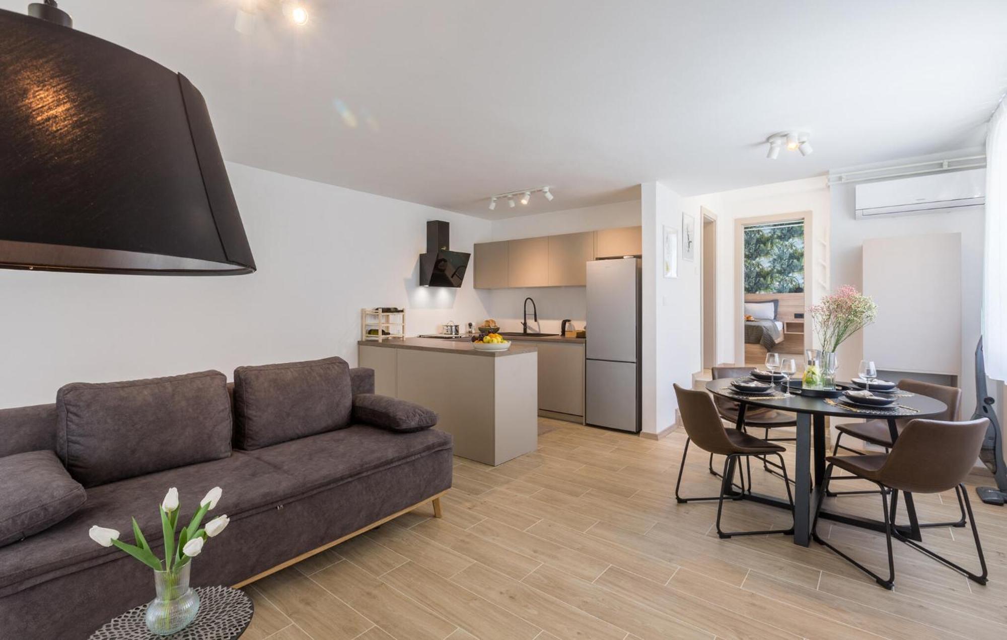 1 Bedroom Beautiful Apartment In Porec Esterno foto