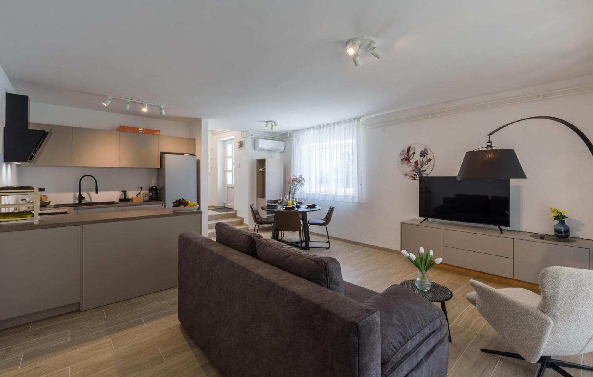 1 Bedroom Beautiful Apartment In Porec Esterno foto