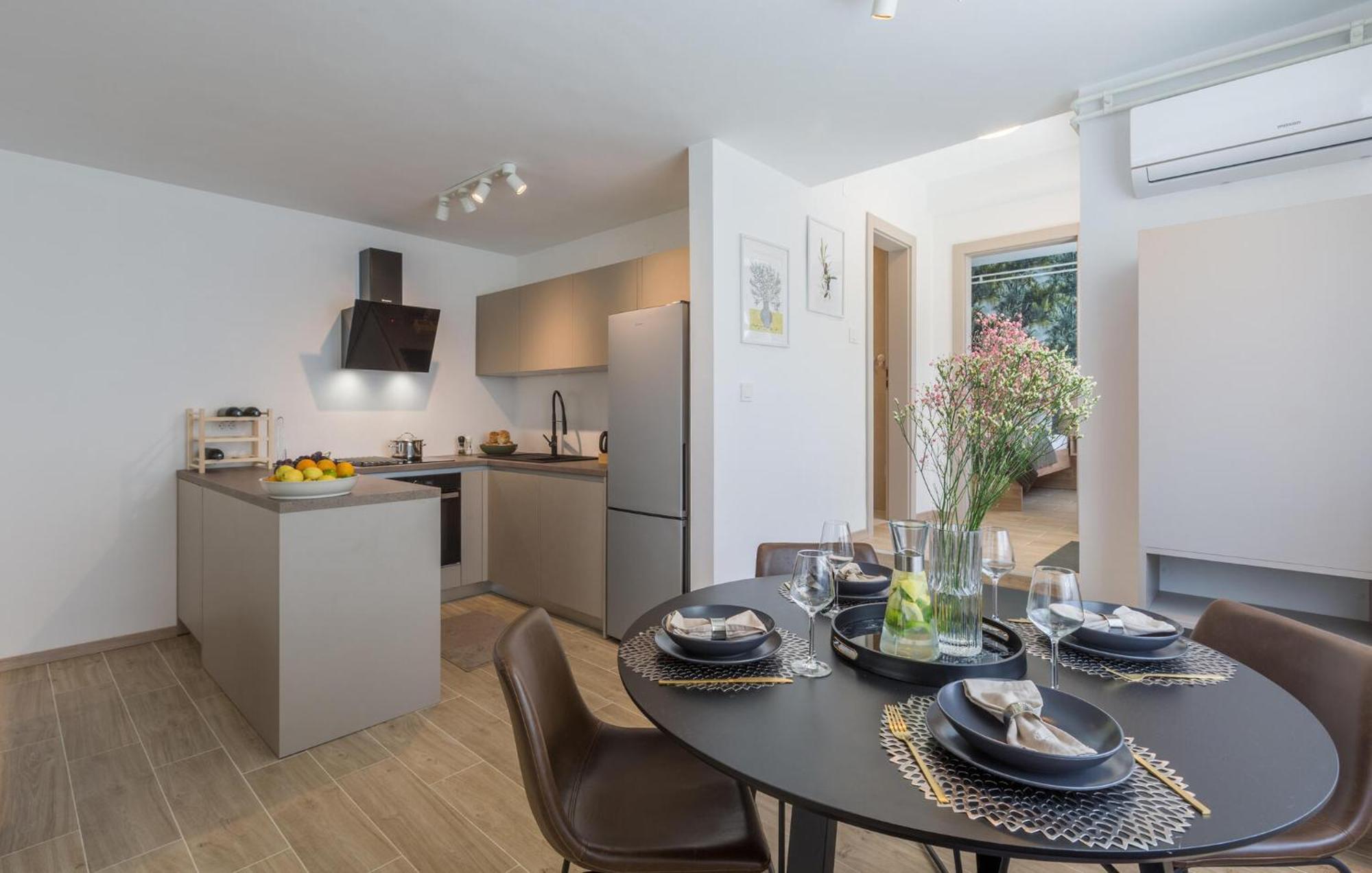 1 Bedroom Beautiful Apartment In Porec Esterno foto