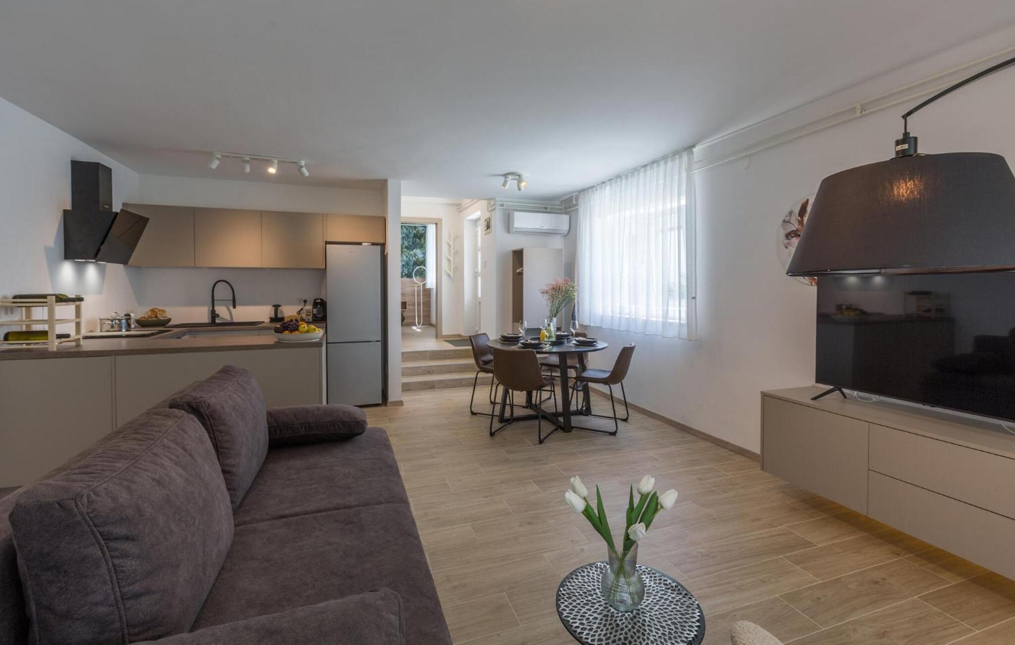 1 Bedroom Beautiful Apartment In Porec Esterno foto