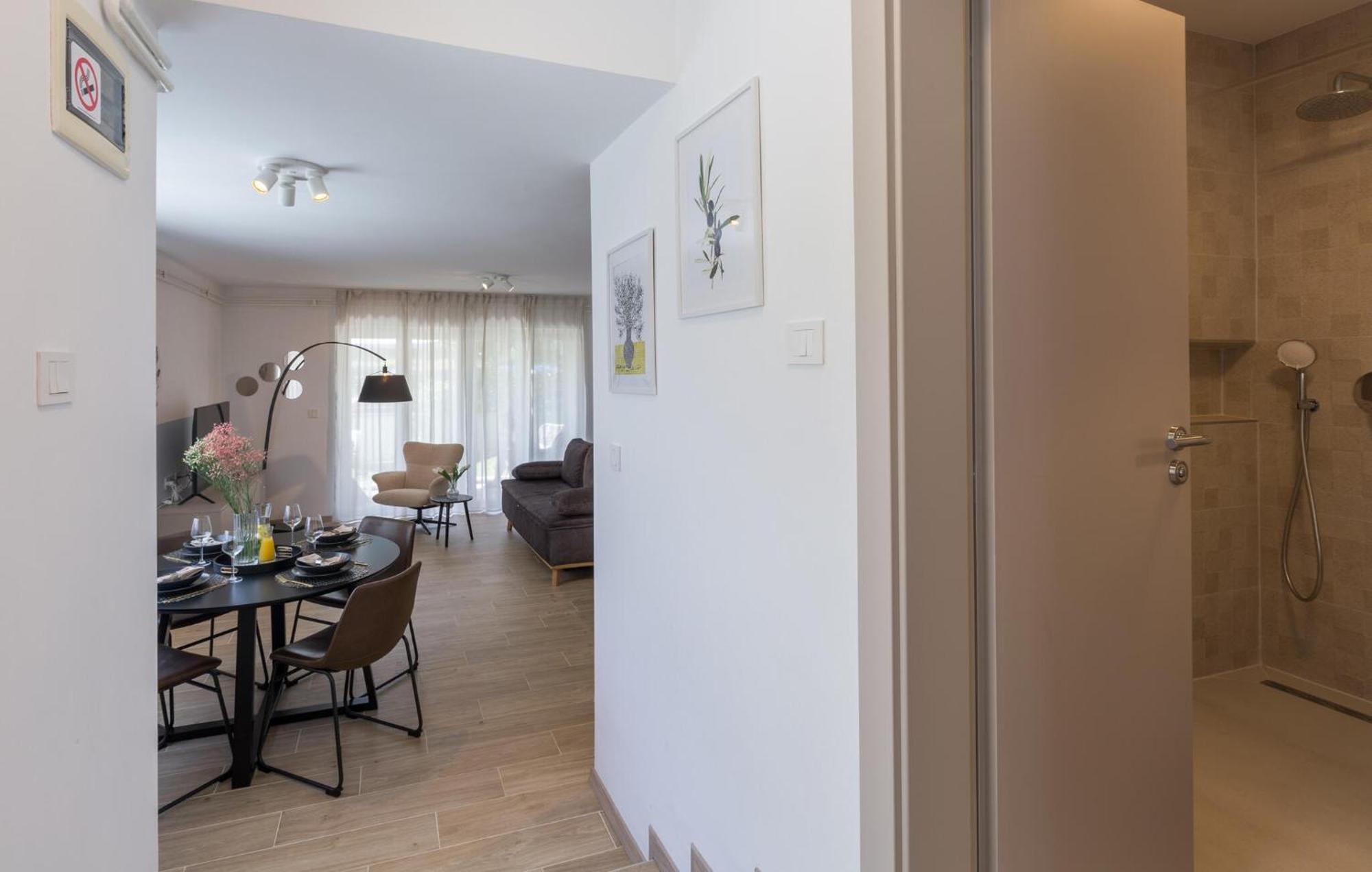 1 Bedroom Beautiful Apartment In Porec Esterno foto