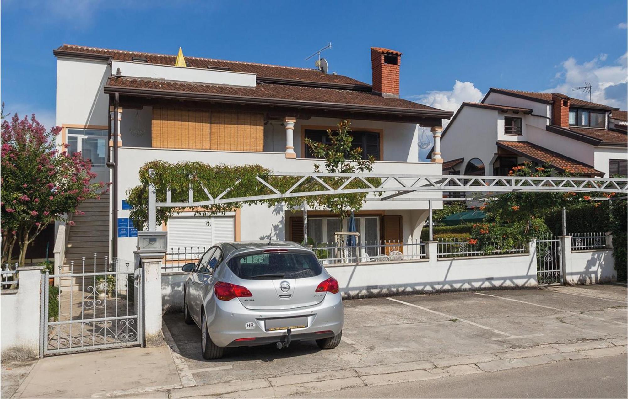 1 Bedroom Beautiful Apartment In Porec Esterno foto