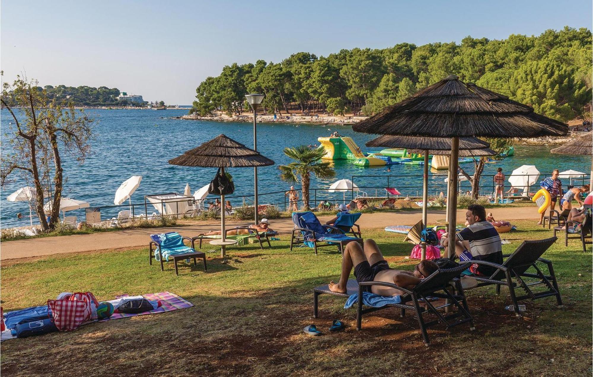 1 Bedroom Beautiful Apartment In Porec Esterno foto